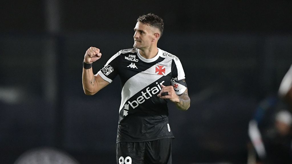 Virada com cara de herói: Vegetti brilha, e Vasco vence o Santos em estreia eletrizante