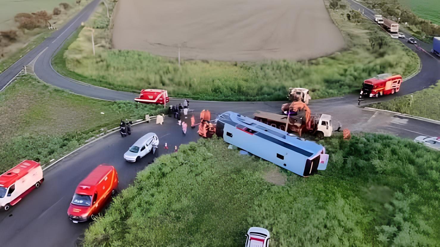 Acidente com ônibus deixa ao menos 10 mortos e 18 feridos