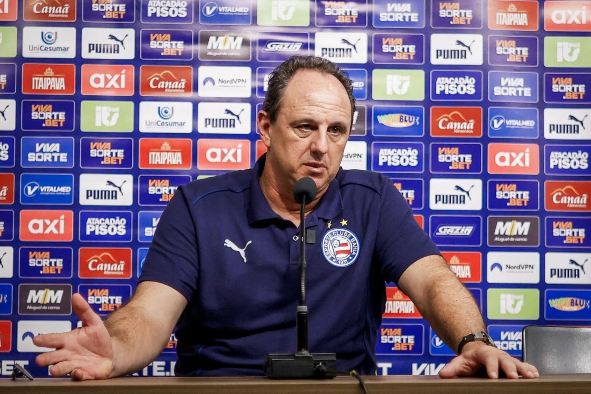 Clima esquenta: Rogério Ceni discute com jornalista após goleada sofrida pelo Bahia, veja vídeo