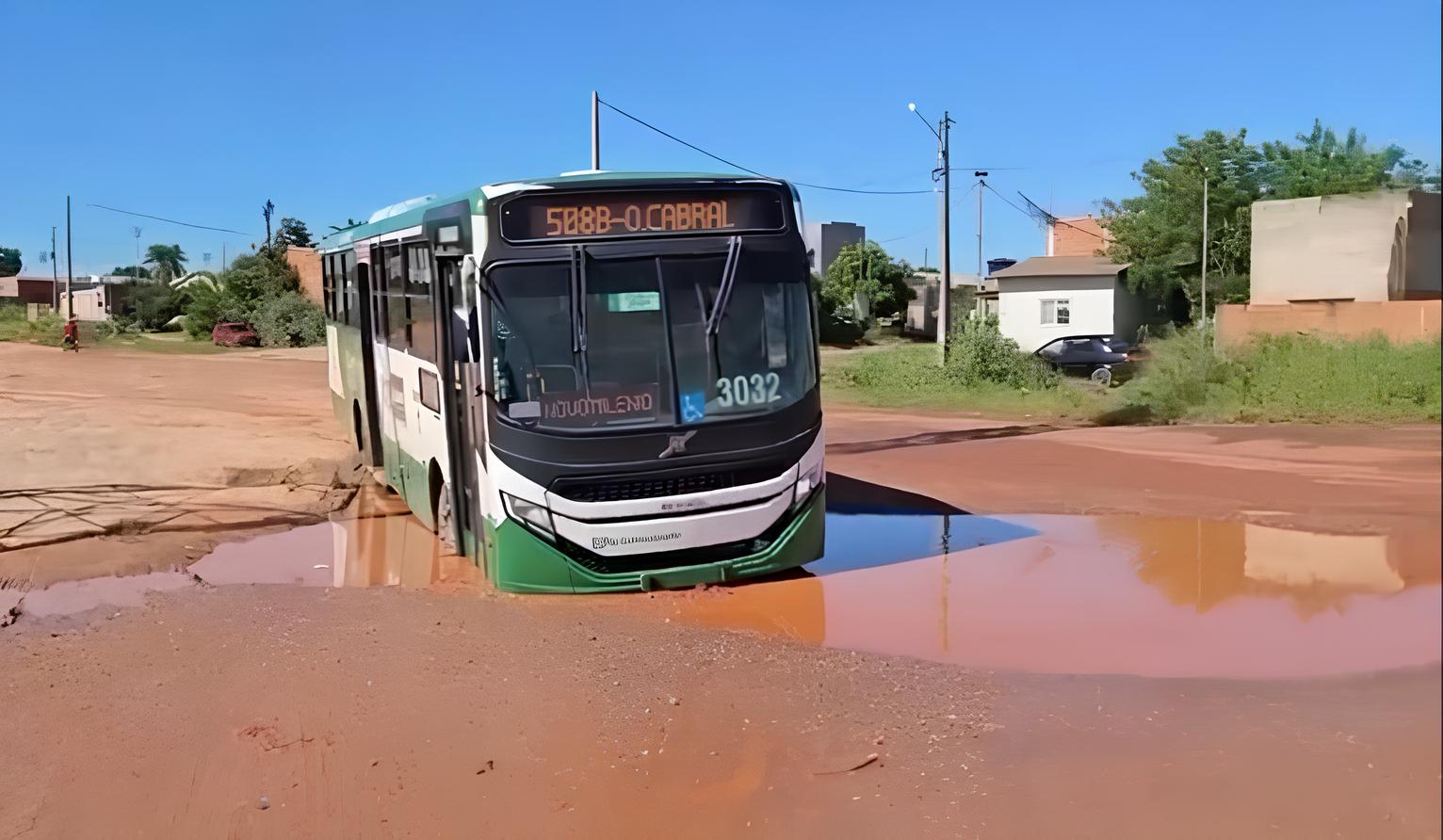 Ônibus atola em buraco gigante e expõe abandono no Loteamento Bom Jesus