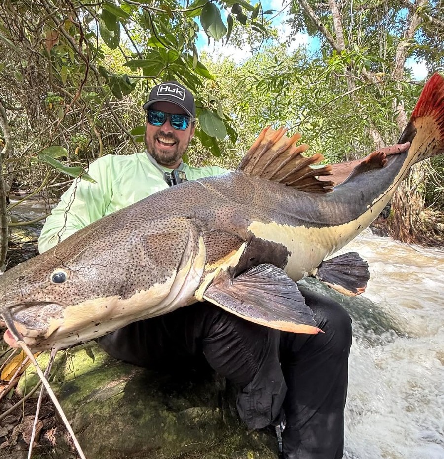 Homem captura peixe colossal com isca artesanal no Rio Juruena