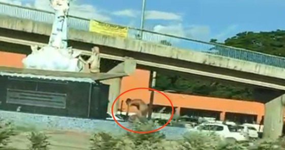 Homem toma banho pelado em fonte de Várzea Grande