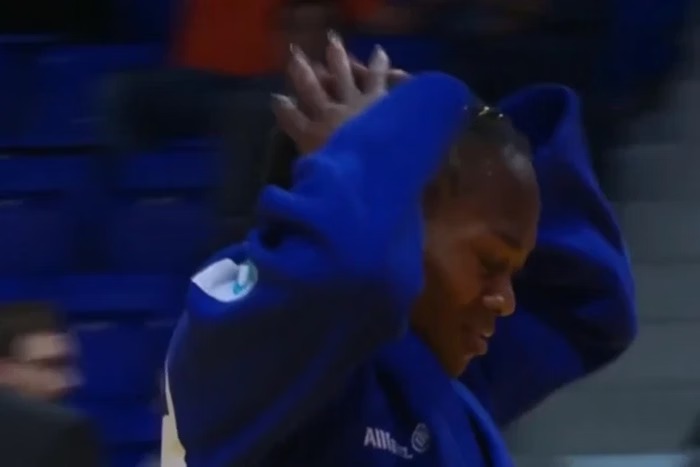 Clarisse Agbégnenou é desclassificada de final do Judô após agarrar pescoço de adversária, veja