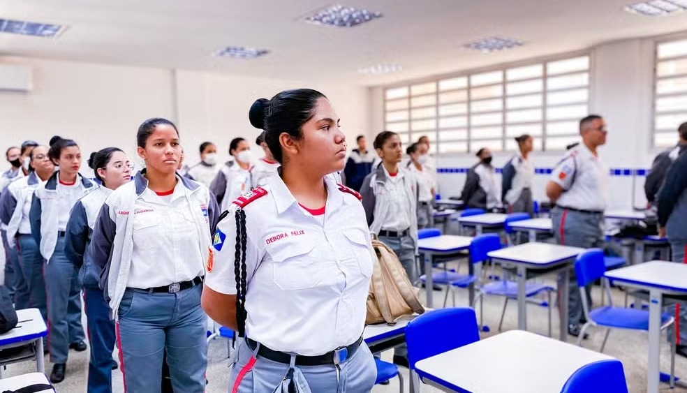 Seduc propõe transformar 28 escolas estaduais em modelo cívico-militar