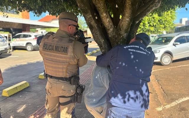 Bêbado entala cabeça em tronco de árvore e mobiliza bombeiros