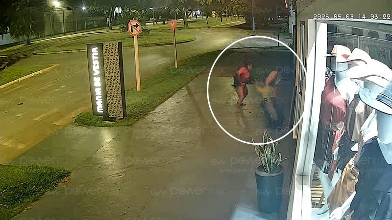 Jovens quebram vaso de loja em Nova Mutum e fogem correndo