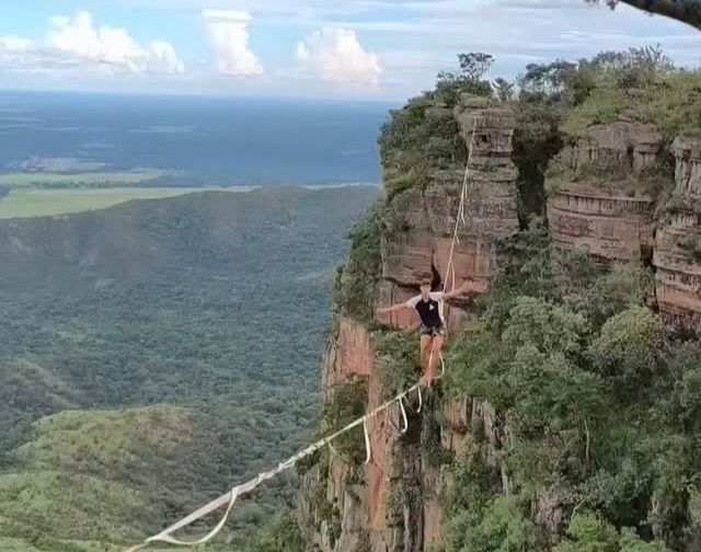 Jovens Caminham a 100 Metros de Altura em Mato Grosso