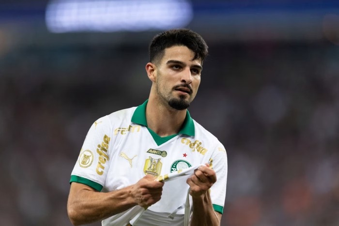 Jogador do Palmeiras se envolve em acidente com motoboy em SP — veja vídeo e detalhes