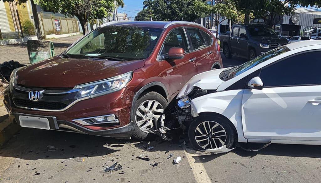 Motorista perde controle e atravessa canteiro central em Sinop