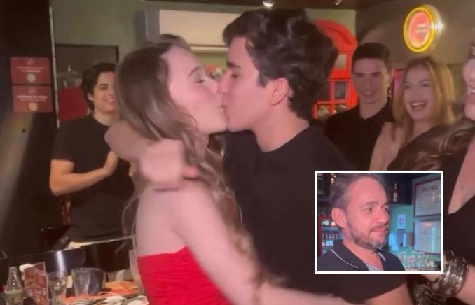 Pai de aniversariante “vira a cara” após jovem ganhar beijo do namorado