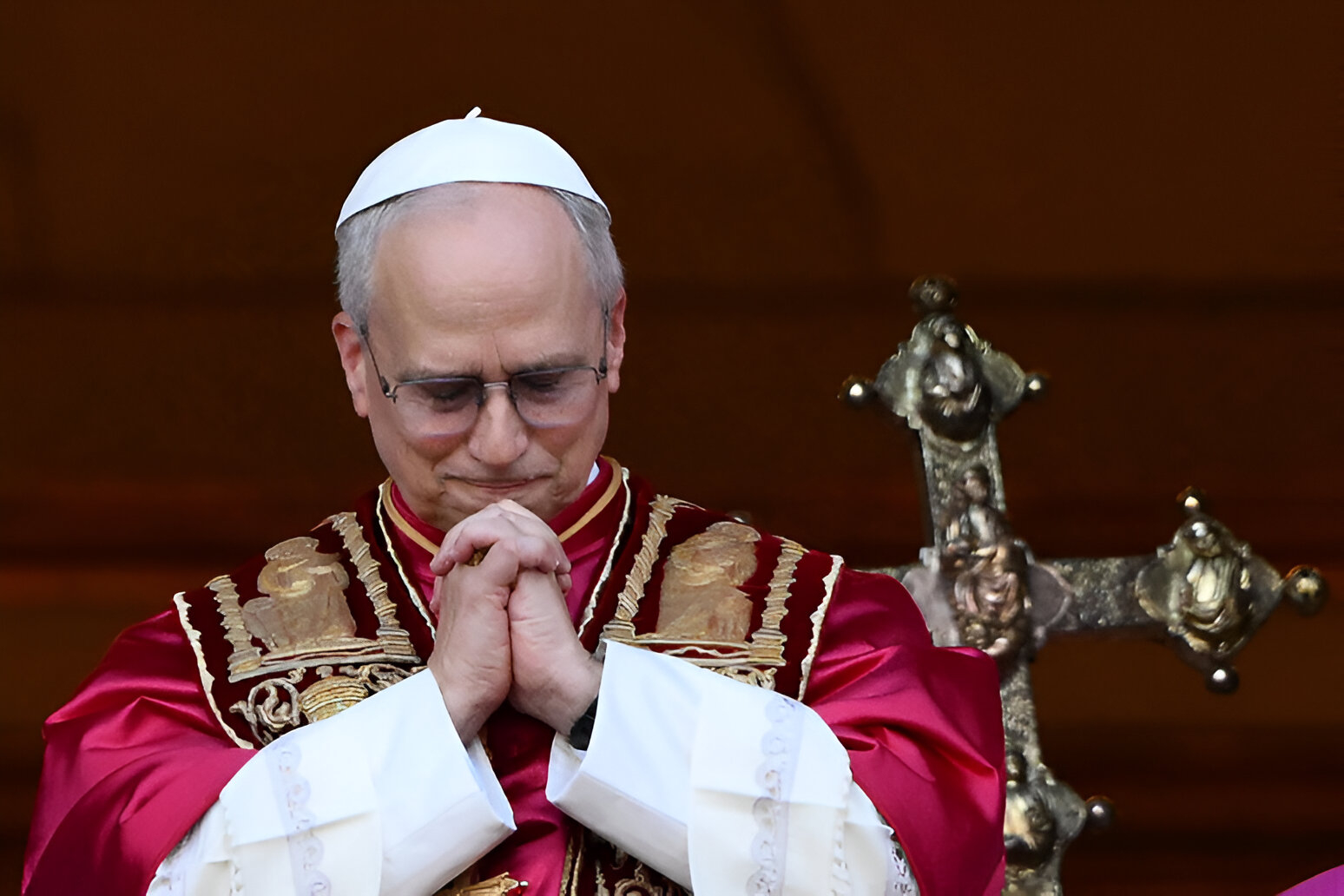 Papa Leão XIV estreia no Vaticano e fiéis questionam: ele recebe salário? A resposta surpreende; veja vídeo