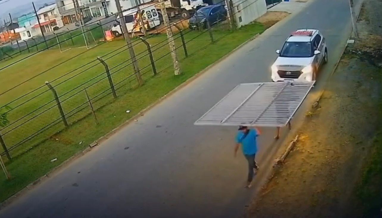 Ladrões são obrigados a reinstalar portão furtado após ação da polícia