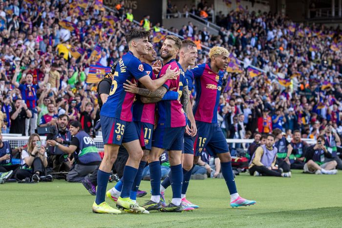 Barcelona derrota Real e fica próximo do título