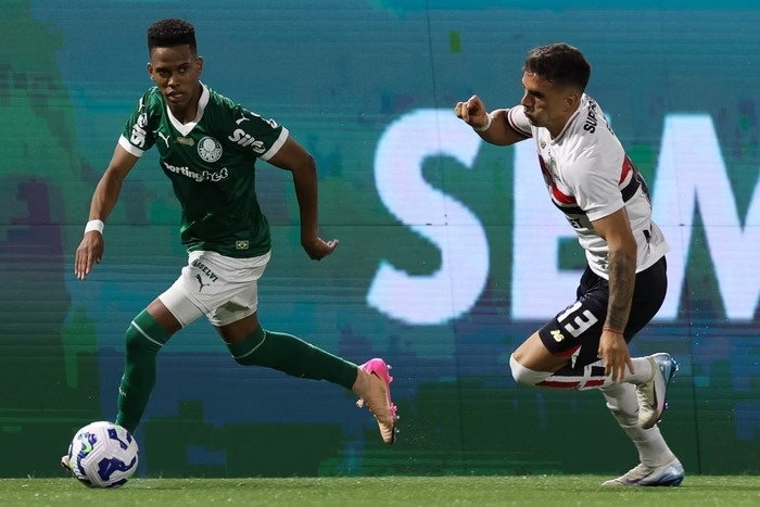 Vitor Roque marca nos acréscimos, Palmeiras vence o São Paulo e assume a liderança do Brasileirão