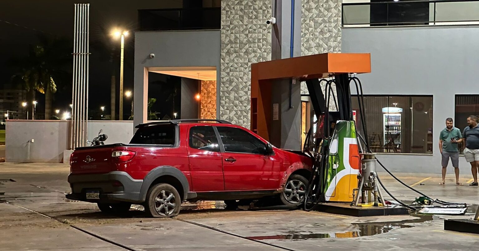 Acidente em posto de gasolina provoca vazamento e mobiliza bombeiros