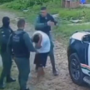 Policiais agridem homem durante abordagem no meio da rua