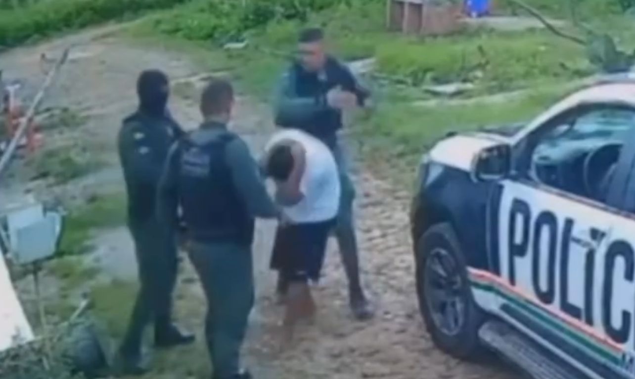 Policiais agridem homem durante abordagem no meio da rua