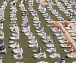 Na Holanda, 1,2 mil calçados são expostos em homenagem aos médicos mortos em Gaza