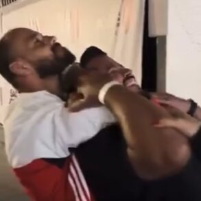 Fã desmaia ao pedir “brincadeira” com lutador do UFC e vídeo viraliza nas redes