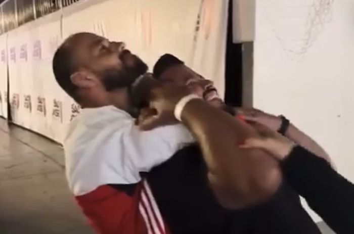 Fã desmaia ao pedir “brincadeira” com lutador do UFC e vídeo viraliza nas redes