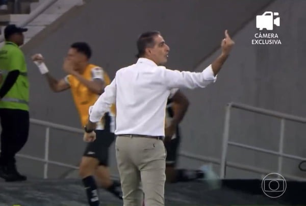 Renato Paiva mostra dedo do meio ao vivo e surpreende até a torcida; veja o momento