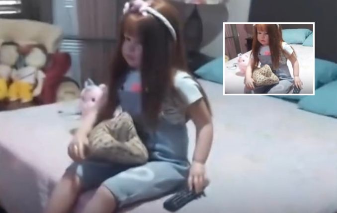 Mãe tenta convencer filha “reborn” a tomar banho e fazer lição