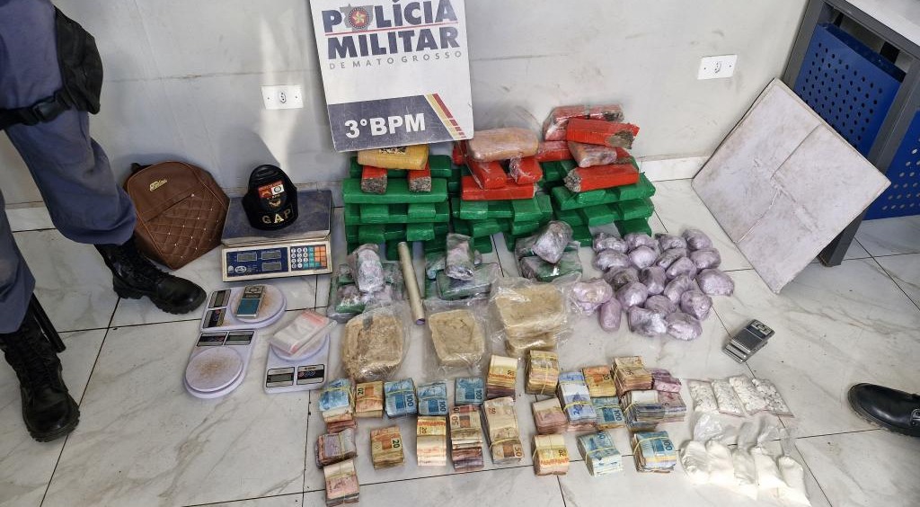 PM Apreende 43 Tabletes de Maconha e R$ 87 Mil em Cuiabá