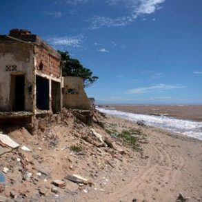 Mar avança e engole casas, ruas e memórias em Atafona: moradores convivem com a destruição há décadas