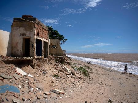 Mar avança e engole casas, ruas e memórias em Atafona: moradores convivem com a destruição há décadas