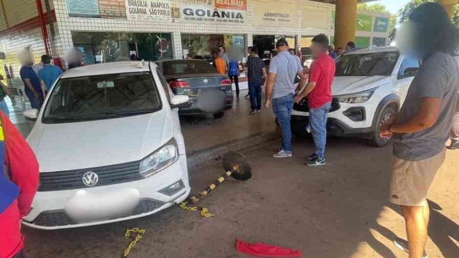Carro desgovernado invade rodoviária em Barra do Garças