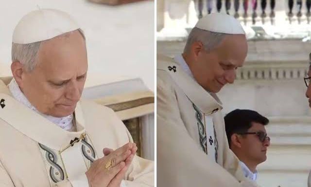Papa Leão XIV se emociona ao receber o anel do pescador em primeira missa do pontificado