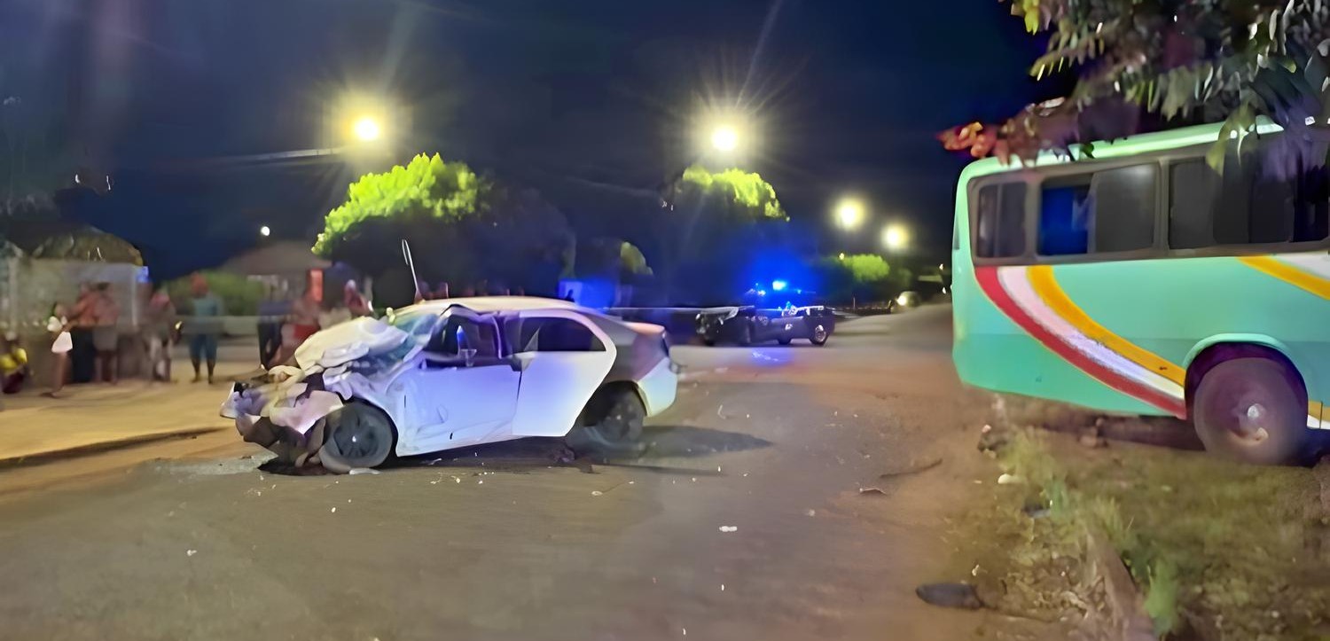 Ônibus invade casa após colisão e mata motorista em Campo Novo