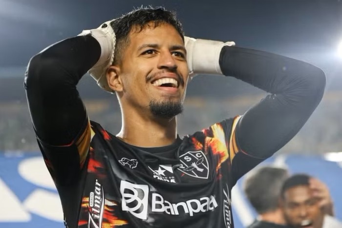 Goleiro “desliga do jogo” e lance surreal quase termina em gol inacreditável