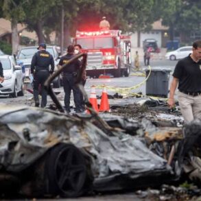 Avião cai em San Diego, na Califórnia, e atinge várias casas e carros estacionados