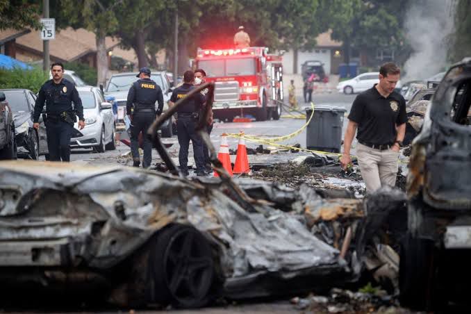 Avião cai em San Diego, na Califórnia, e atinge várias casas e carros estacionados