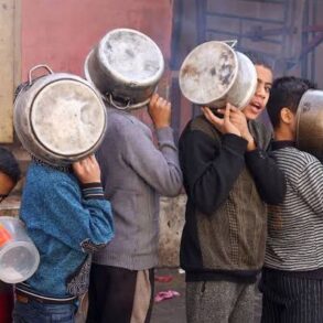Crianças com fome esperam horas por comida em Gaza