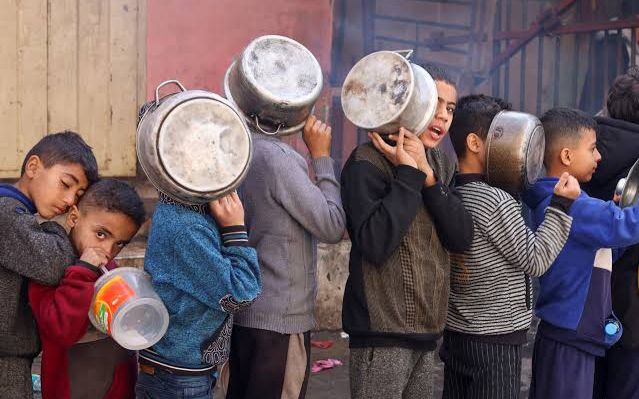 Crianças com fome esperam horas por comida em Gaza