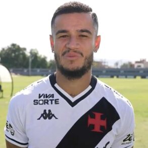 Tiroteio interrompe entrevista com Coutinho no Vasco e escancara rotina de violência nos CTs do Rio; assista