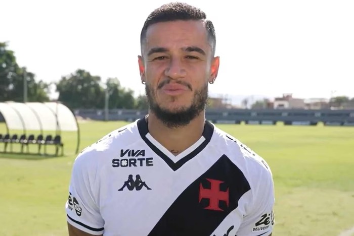 Tiroteio interrompe entrevista com Coutinho no Vasco e escancara rotina de violência nos CTs do Rio; assista