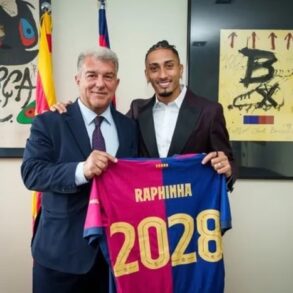 Raphinha renova com o Barcelona até 2028 e vira peça-chave na reformulação do clube