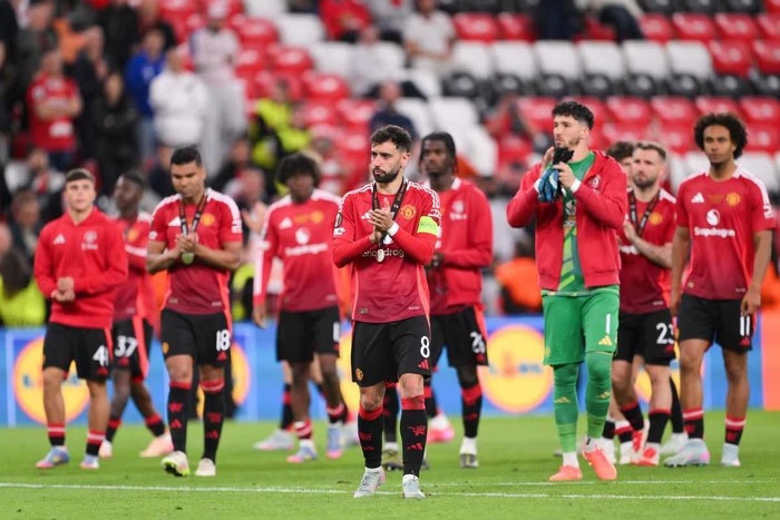 Manchester United coloca todo o elenco à venda após vice na Liga Europa e prejuízo bilionário