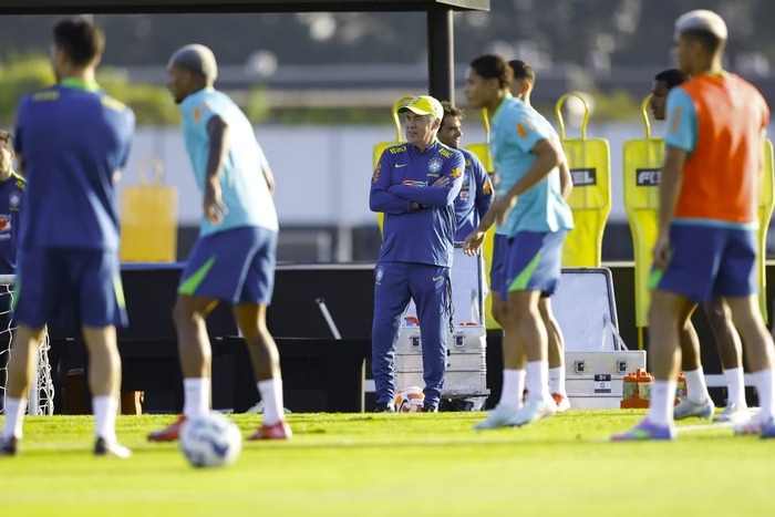 Ancelotti testa nova formação e surpreende em treino da Seleção Brasileira