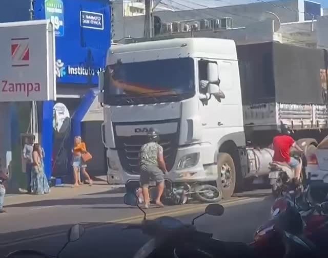 Moto é Atropelada por Carreta em Barra do Garças