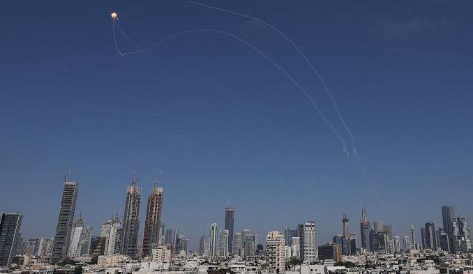 Sirenes ecoam em Israel enquanto o Irã dispara nova onda de mísseis