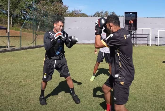 Vídeo: Popó dá aula de boxe e derruba influenciador em tempo recorde