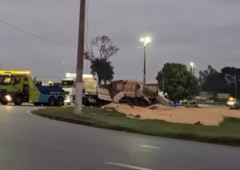 Carreta carregada com soja tomba no Trevão de Rondonópolis