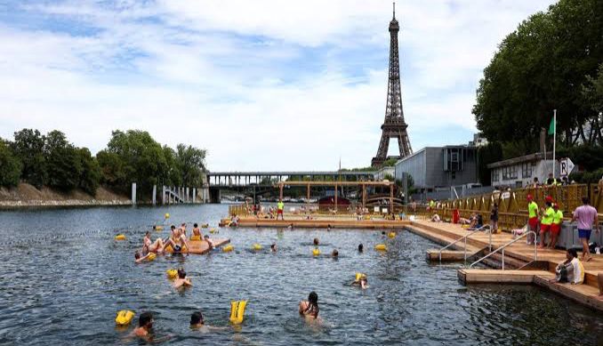 Após 102 anos de interdição, franceses voltam a nadar no Rio Sena, em Paris