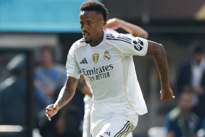 Vídeo: Apesar da goleada, retorno de Éder Militão emociona torcida e recebe homenagem da esposa: “Você voltou grande”