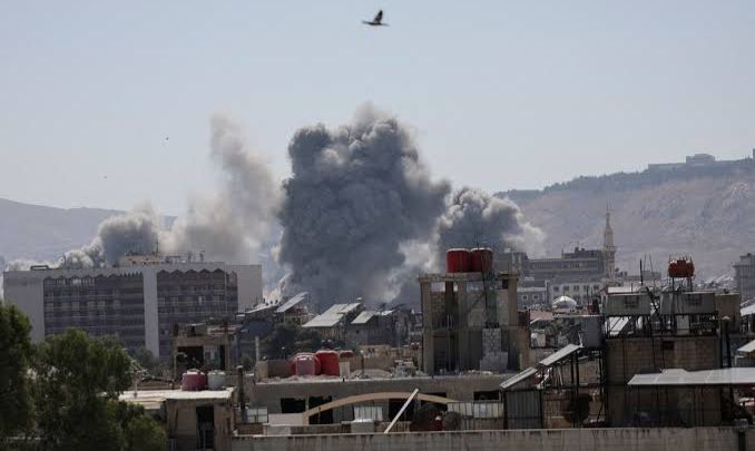 Israel bombardeia Ministério da Defesa da Síria durante transmissão ao vivo