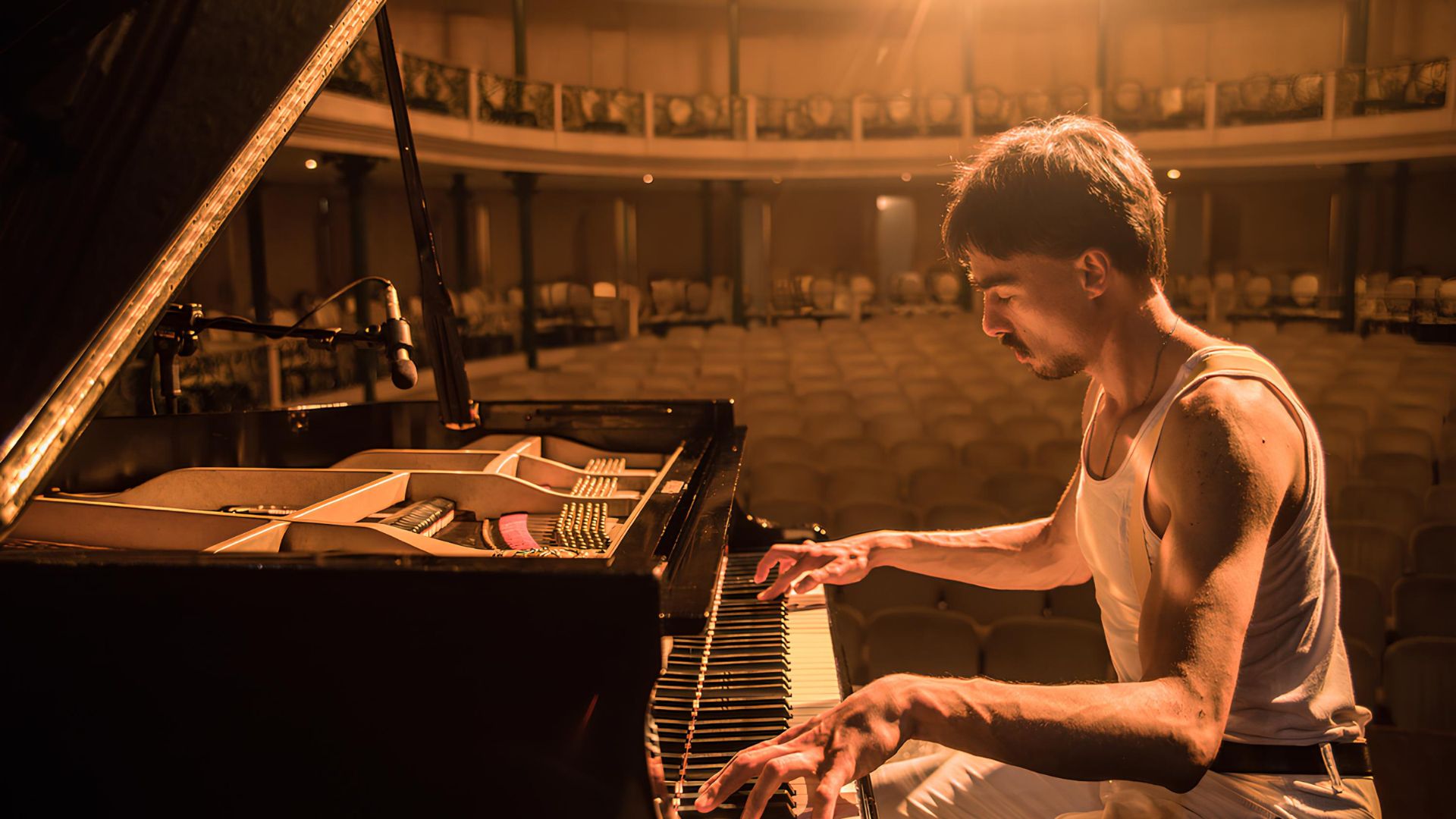 De Bohemian Rhapsody a Ovelha Negra: espetáculo revive álbuns icônicos de 1975 no Teatro da UFMT